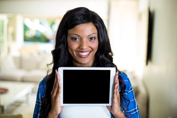 Mujer joven mostrando tableta —  Fotos de Stock