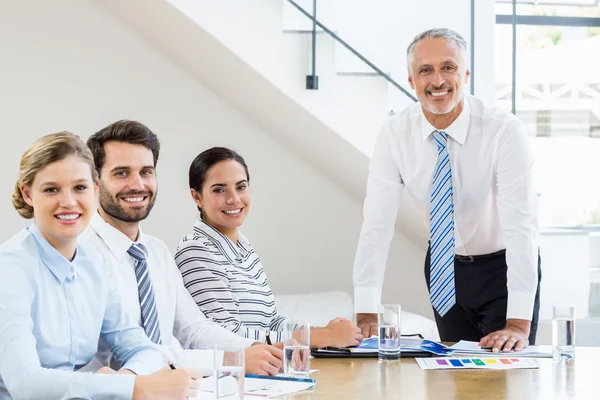 Colegas de negocios discutiendo en la reunión — Foto de Stock