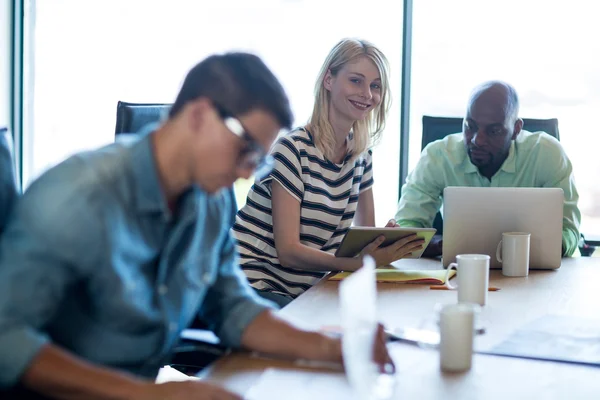 Colleagues interact at their desk — Stock Photo, Image