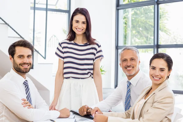 Trabalhadores estão posando e sorrindo — Fotografia de Stock