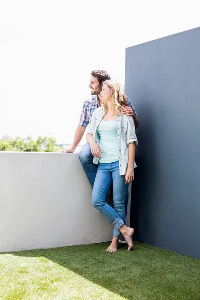 Jovem casal no terraço — Fotografia de Stock