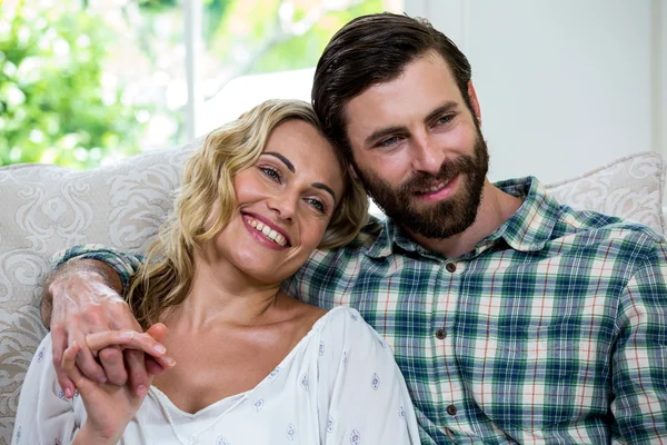 Nachdenkliches Paar sitzt auf Sofa — Stockfoto