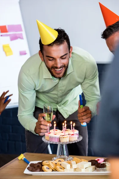 Homem comemorando seu aniversário — Fotografia de Stock
