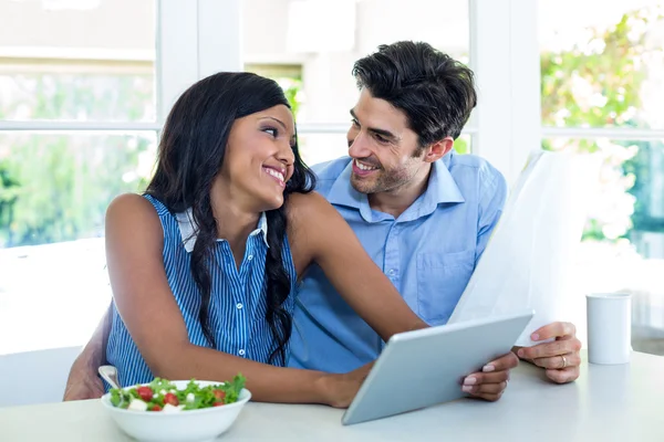 Casal abraçando ao usar tablet — Fotografia de Stock