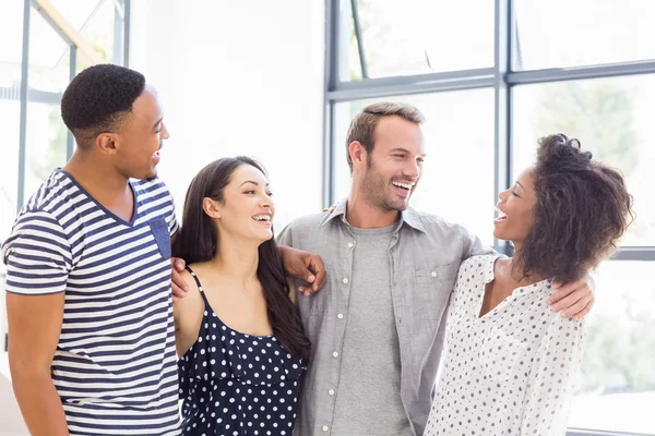 Mensen uit het bedrijfsleven interactie en glimlachen — Stockfoto