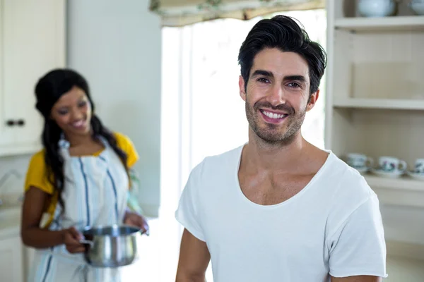 Pareja preparando comida en la cocina — Foto de Stock