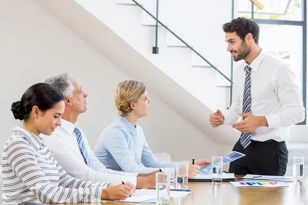 Collega's bespreken in vergadering — Stockfoto