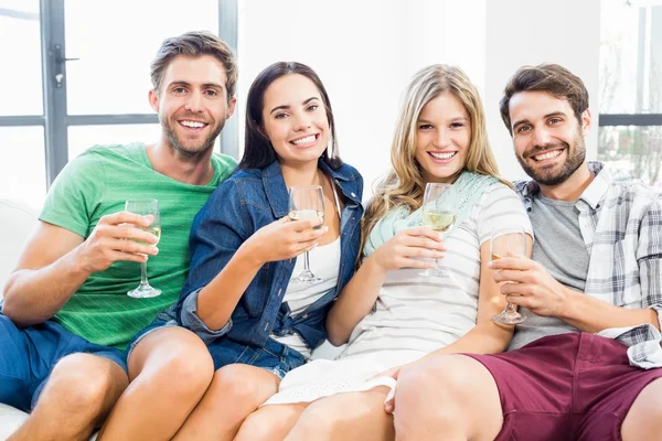 Amigos no sofá beber álcool — Fotografia de Stock