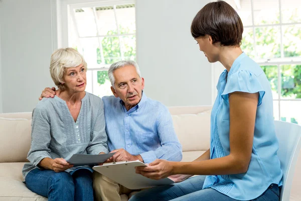 Adviseur in gesprek met senior paar — Stockfoto