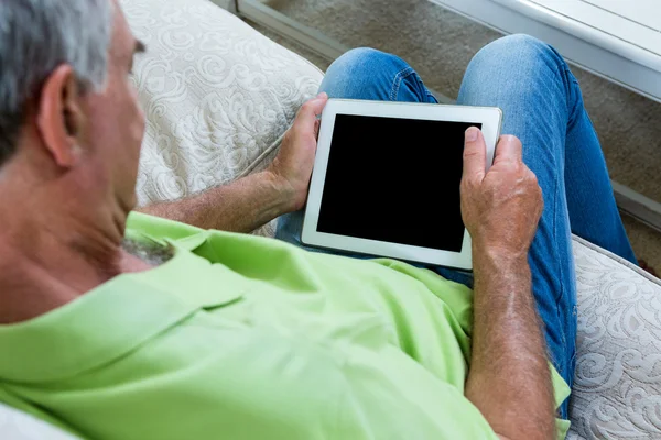 Hombre mayor con tableta pc —  Fotos de Stock