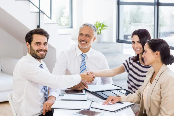 Empresarios estrechando la mano con mujeres de negocios —  Fotos de Stock