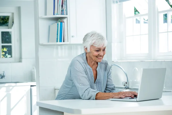 Starsza kobieta korzystająca z laptopa — Zdjęcie stockowe