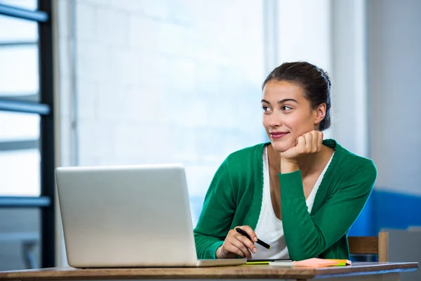 Mujer sentada en el escritorio — Foto de Stock