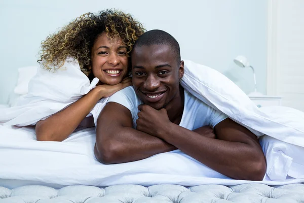 Casal abraçando uns aos outros na cama — Fotografia de Stock