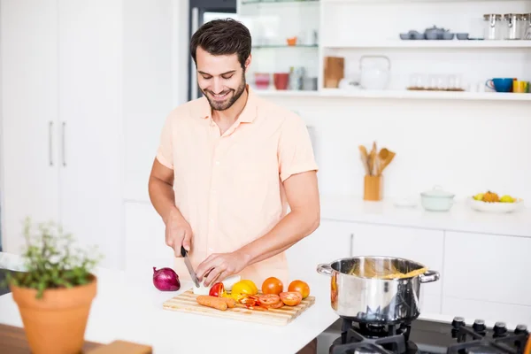 Homme hachant des légumes — Photo