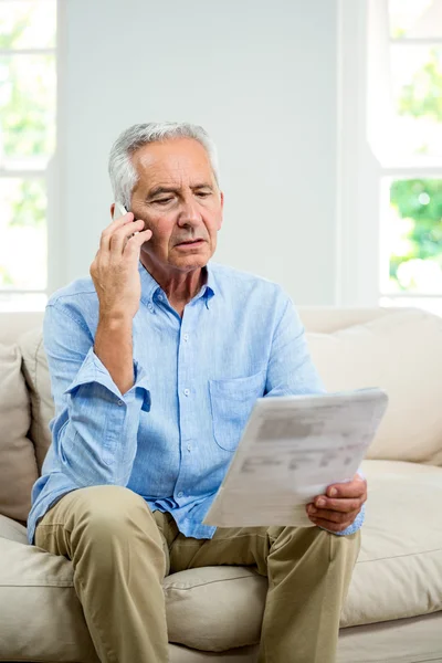 Senior man reading document — Stock Photo, Image