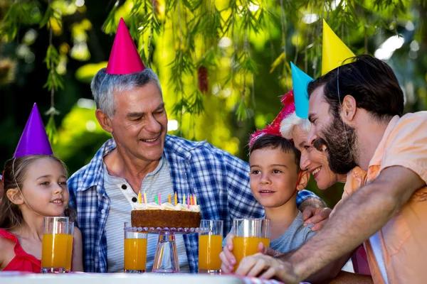 Семья празднует день рождения во дворе — стоковое фото