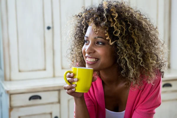 Mujer pensativa sosteniendo café —  Fotos de Stock