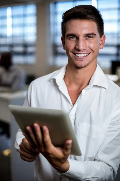 Mladý muž používající digitální tablet — Stock fotografie