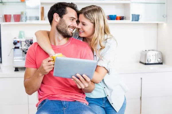 Pareja joven sosteniendo tableta digital — Foto de Stock