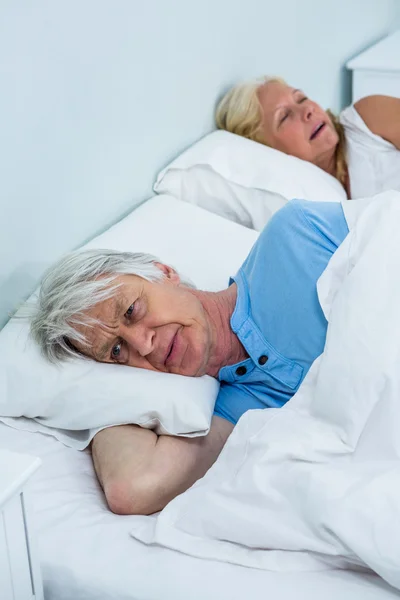 Przemyślane starszy człowiek relaks na łóżku — Zdjęcie stockowe