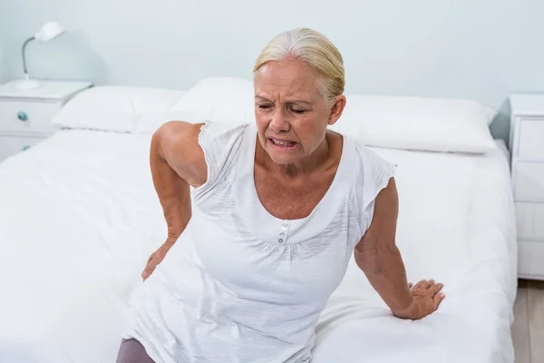 Frau leidet unter Rückenschmerzen — Stockfoto