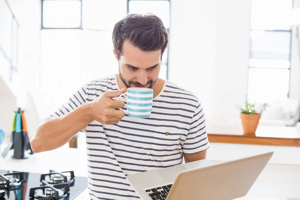 Man använder laptop med kaffe — Stockfoto