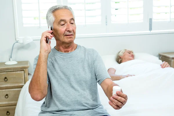Senior man praten op mobiele telefoon — Stockfoto