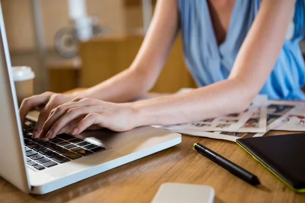 Mulher usando laptop no escritório — Fotografia de Stock