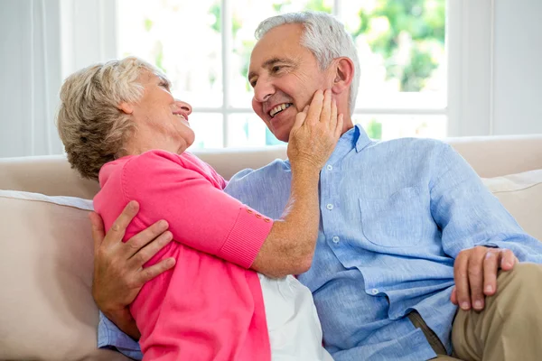 Pareja de ancianos románticos sentado en el sofá —  Fotos de Stock