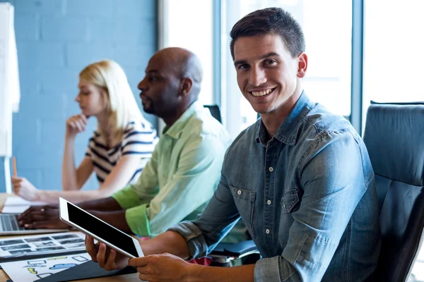 Collega's zitten aan hun bureau — Stockfoto