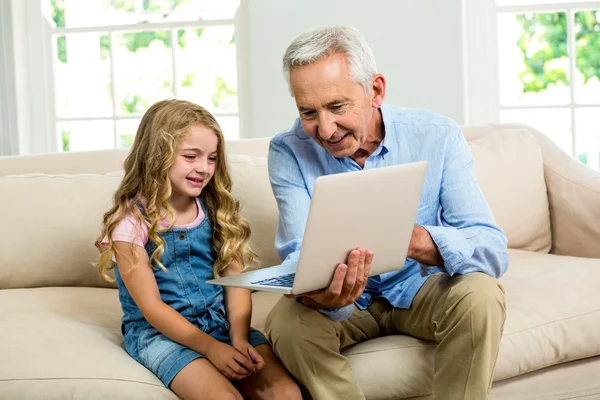 Granddad and girl using laptop — Stock Photo, Image