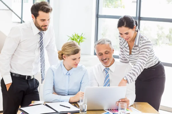 Affärskollegor diskuterar kontorsarbete — Stockfoto