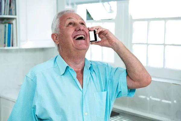 Senior man aan de telefoon — Stockfoto