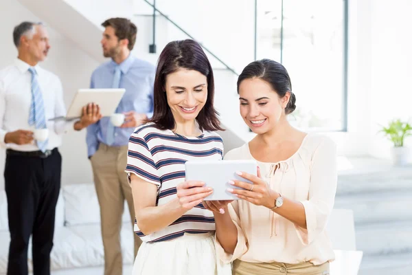 Businesswomen are looking at their notes — Stock Photo, Image