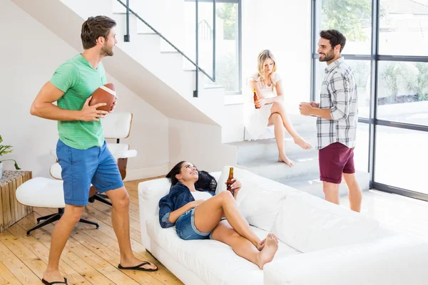 Spielerische Freunde, die zusammen Spaß haben — Stockfoto