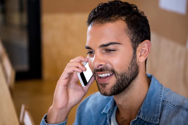 Uomo che parla al cellulare — Foto Stock