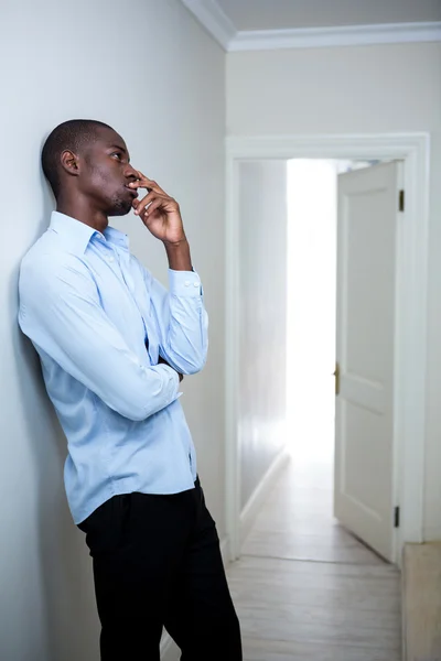 Homme tendu appuyé sur le mur — Photo