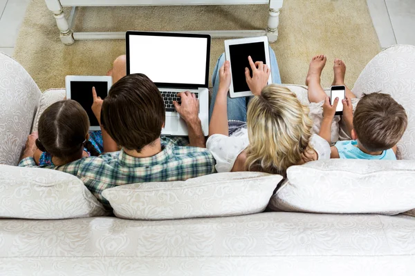 Familia utilizando diversas tecnologías —  Fotos de Stock