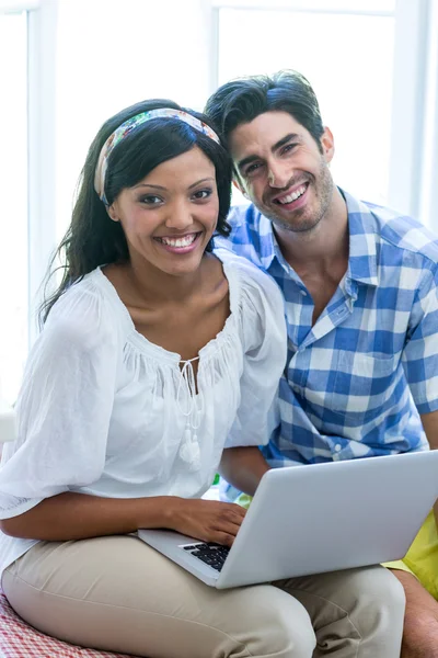 Par på säng med laptop — Stockfoto