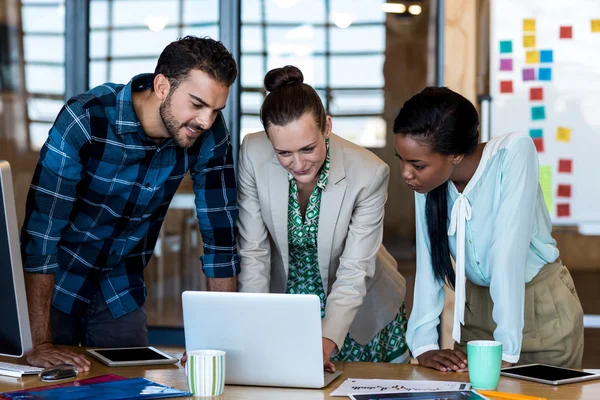 Man en vrouw bespreken met behulp van laptop — Stockfoto