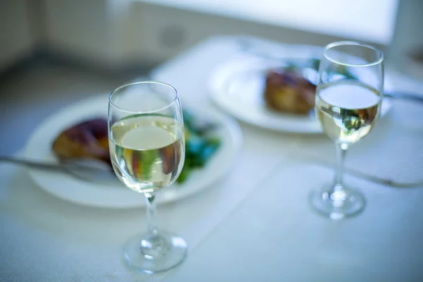 Verres à vin et repas sur la table — Photo