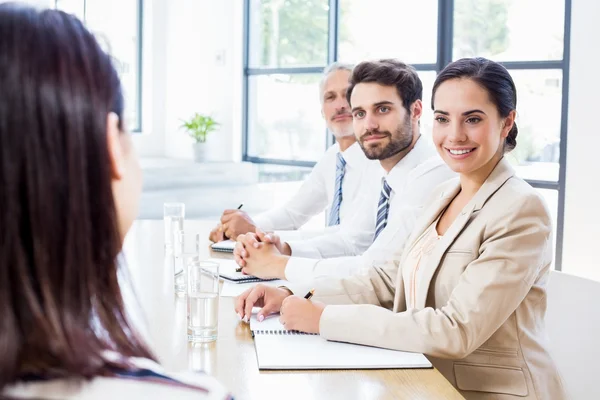 Colegas de negocios discutiendo en una reunión — Foto de Stock