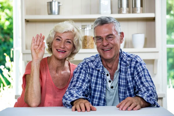 Пожилая пара на кухне в доме — стоковое фото
