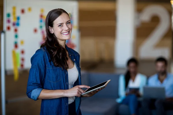 Mujer joven usando tableta — Foto de Stock