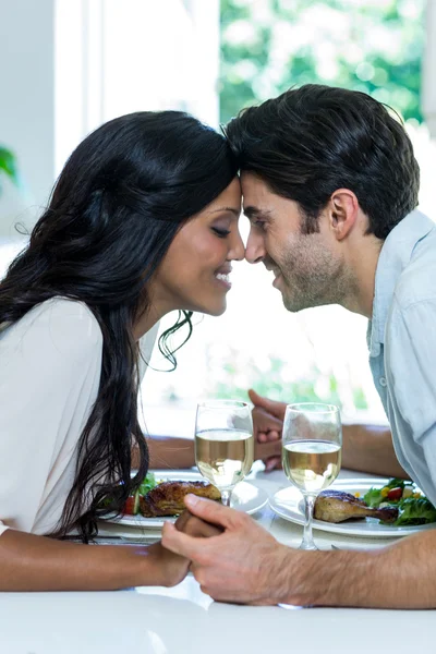 Coppia tenendosi per mano — Foto Stock