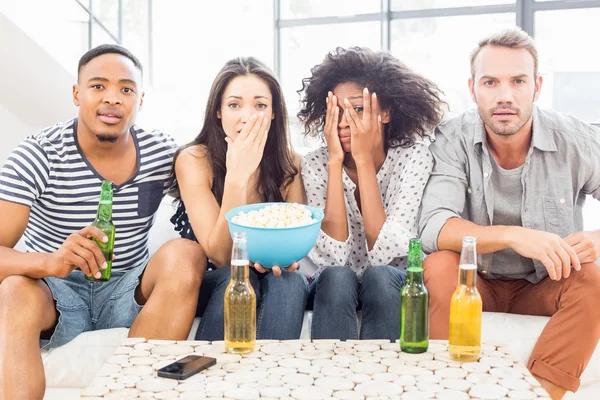 Friends having beer and popcorn — Stock Photo, Image