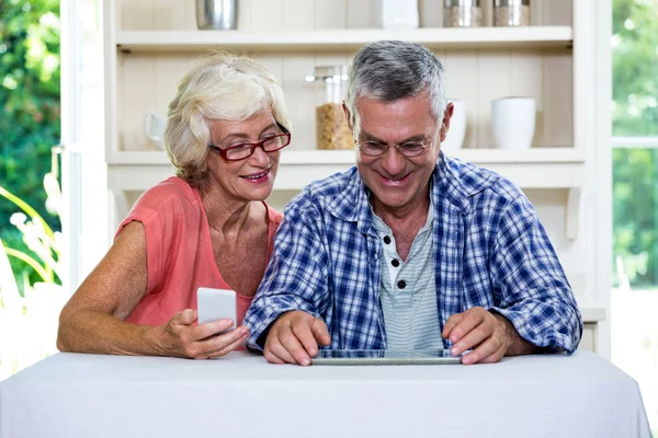 Senioren-Paar nutzt Handy — Stockfoto