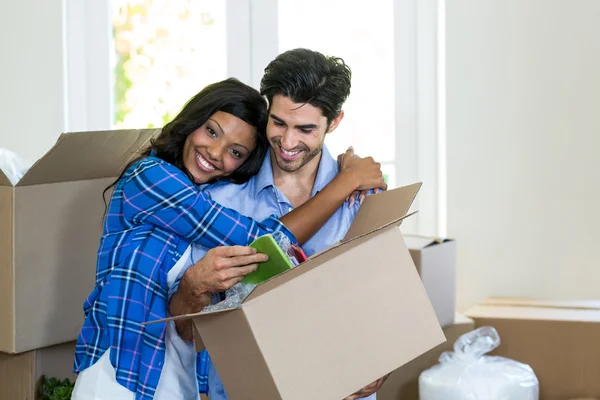 Jovem casal abraçando em casa — Fotografia de Stock