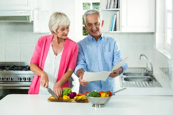 Äldre par med receptbok — Stockfoto